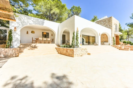 Schitterende en smaakvol gerenoveerde Ibiza villa met prachtig zicht op zee en de zonsondergangen