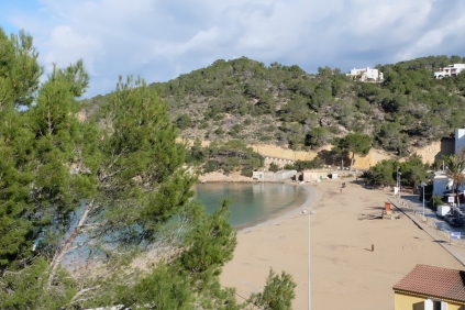 Beachfront top floor 1 bedroom apartment with huge roofterrace in Cala Vadella