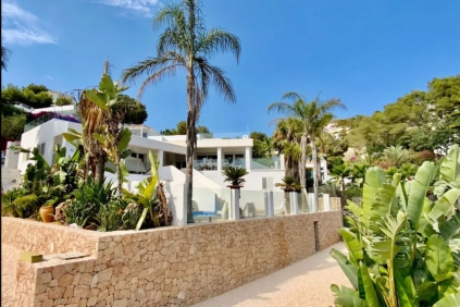 Moderne Ibiza stijl villa met schitterend zeezicht en gastenverblijf in Can Furnet