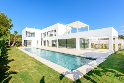 Stunning new buils luxury villa  located at walking distance from the beach