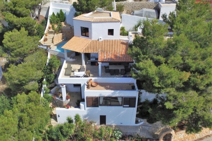 Lovely villa with sea view and touristic rental license in Roca Llisa