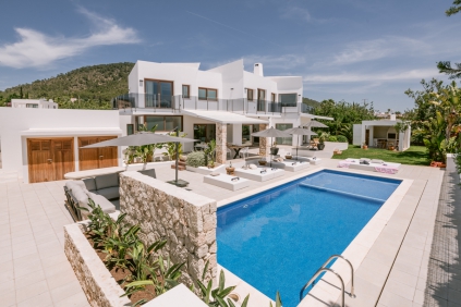 Luxury modern villa with lots of Privacy and Comfort, Close to the Beach and Ibiza Town