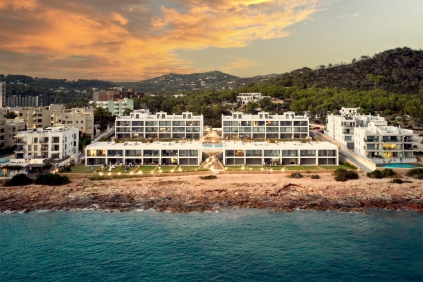 Modern en stijlvol Ibiza appartement in luxe complex aan zee voor interessante prijs!