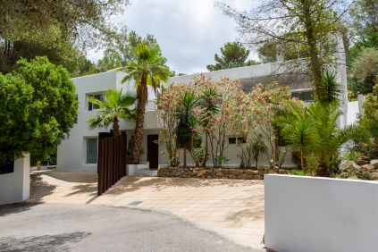 Modern villa with rental license in gated community close to Ibiza town