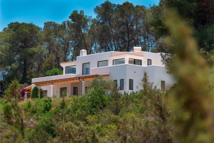 Schitterende nieuw gebouwde Ibiza stijl villa met veel grond en zeezicht