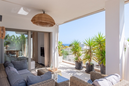 Stijlvol appartement met zeer groot terras en zeeicht in het hart van Talamanca