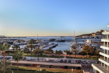 Schitterend luxe appartement in beste gebouw van Marina Botafoch met ligplaats voor de deur