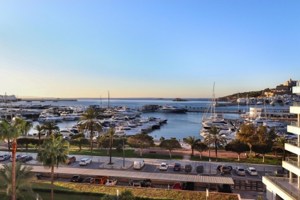 High-quality luxury apartment offering stunning views, frontline location in Marina Botafoch