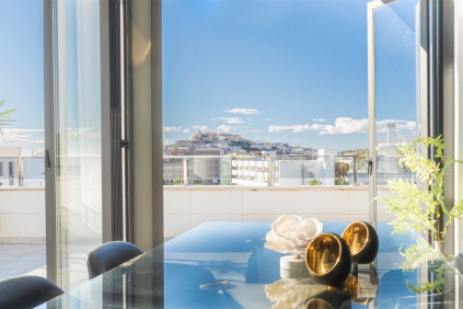 Zeer ruim 4 slk penthouse met groot dakterras in Marina Botafoch