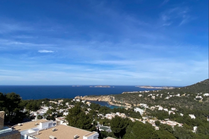 Super luxe modern penthouse met uitzonderlijk panoramisch zeezicht dichtbij het strand