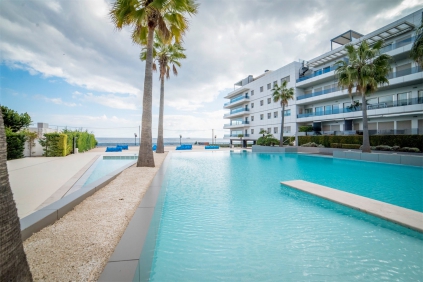 Schitterend penthouse met groot dakterras in beveiligd complex direct aan zee