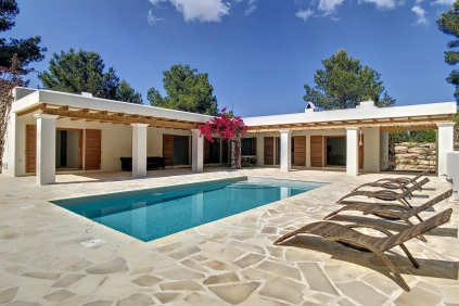 Super charmante en volledig gerenoveerde Ibiza stijl villa op groot perceel dichtbij alle voorzieningen