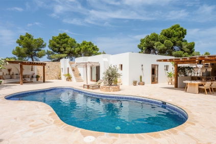 Schitterende volledig gerenoveerde Ibiza stijl villa met apart gastenverblijf op loopafstand van het strand