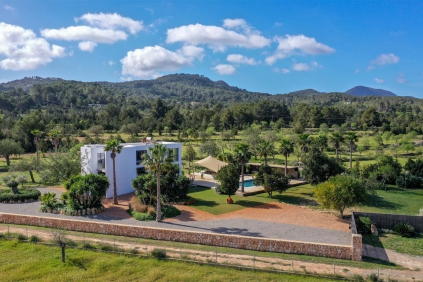 Luxe moderne villa midden in de natuur dicht bij de mooiste stranden van Ibiza's westkust