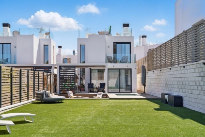 Stijlvolle Ibiza-villa op loopafstand van het Cala Tarida strand – volledig gemeubileerd en instapklaar