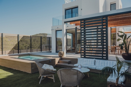 Sfeervolle en luxe Ibiza stijl villa's met zeezicht op korte loopafstand van het strand