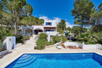 Authentieke Ibiza villa met schitterend zeezicht en heel veel potentieel 