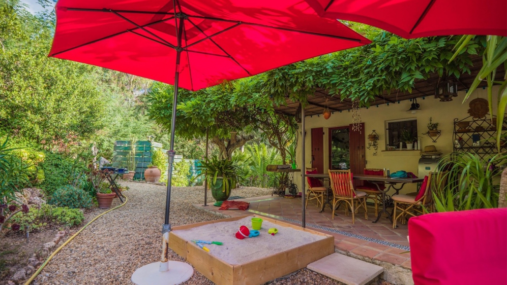 Beautiful and romantic bastide surrounded by greenery at walking distance from the beach