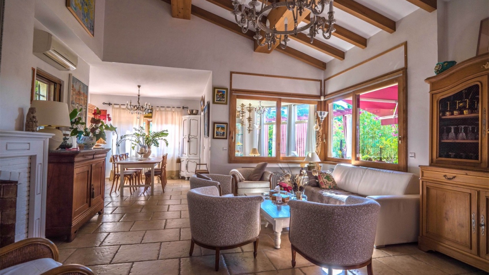 Beautiful and romantic bastide surrounded by greenery at walking distance from the beach