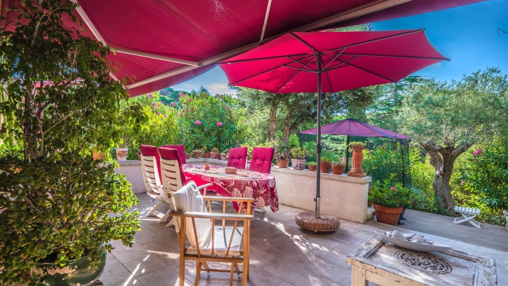 Beautiful and romantic bastide surrounded by greenery at walking distance from the beach