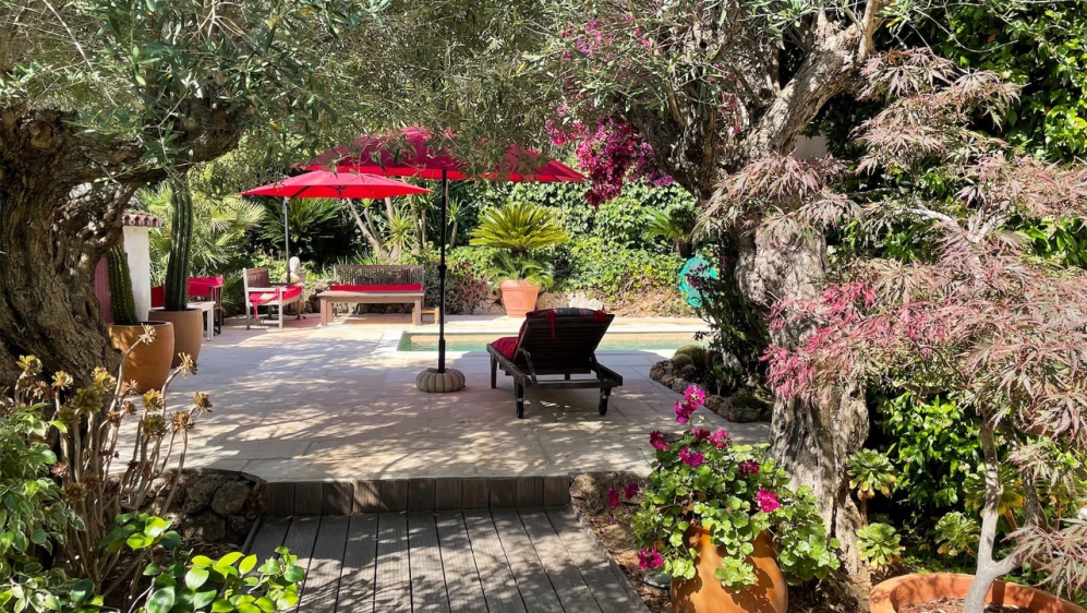 Beautiful and romantic bastide surrounded by greenery at walking distance from the beach