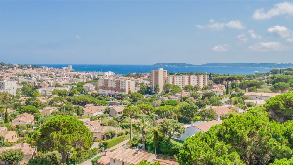 Mooie eigentijdse zeezicht villa dichtbij het centrum van Sainte Maxime