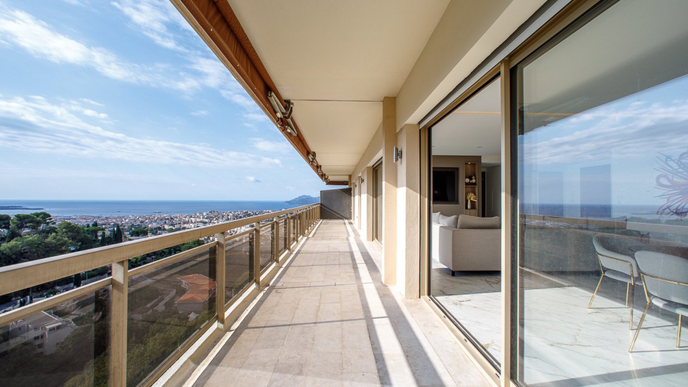 Stunnig high end sea view apartment in luxury residence close to Cannes