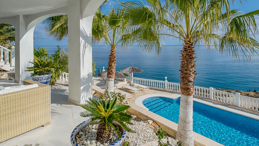 Unieke 'Beach house' villa pal aan zee met spectaculair zeezicht