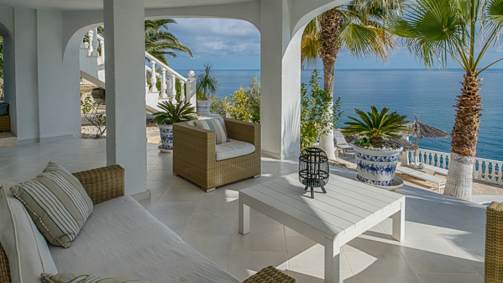 Unieke 'Beach house' villa pal aan zee met spectaculair zeezicht