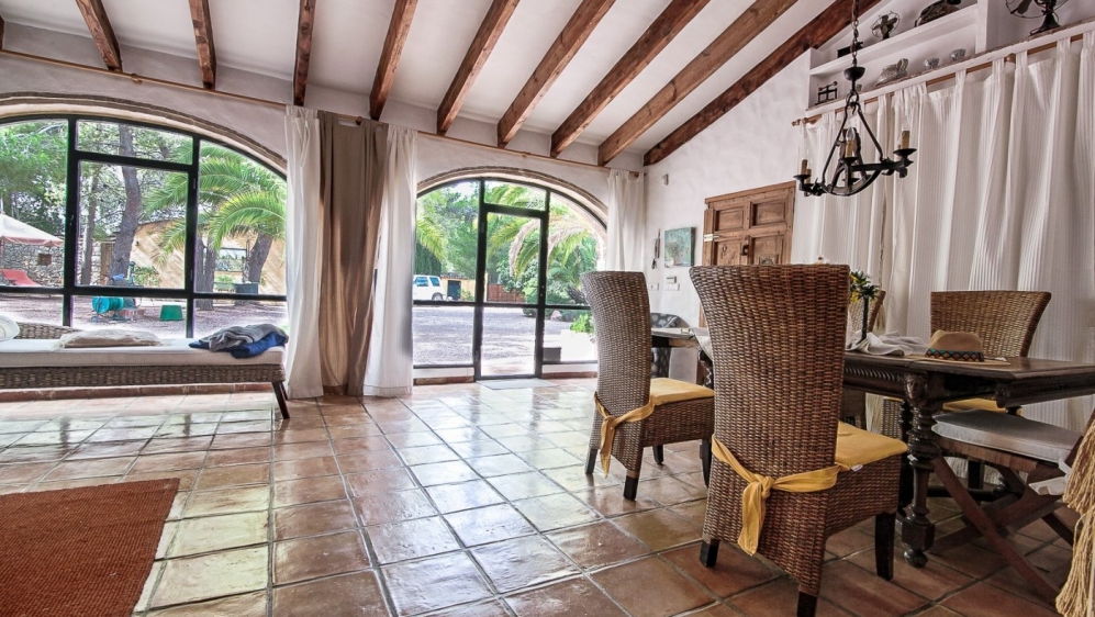 Magnificent authentic finca with outbuildings and tenniscourt on huge private plot