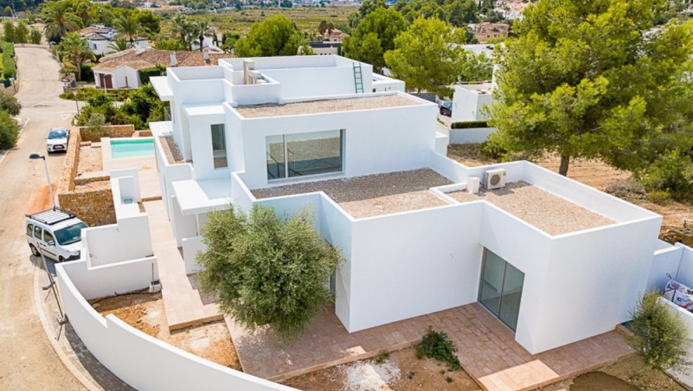 Mooie nieuw gebouwde moderne Ibiza stijl villa dichtbij Moraira centrum en het strand
