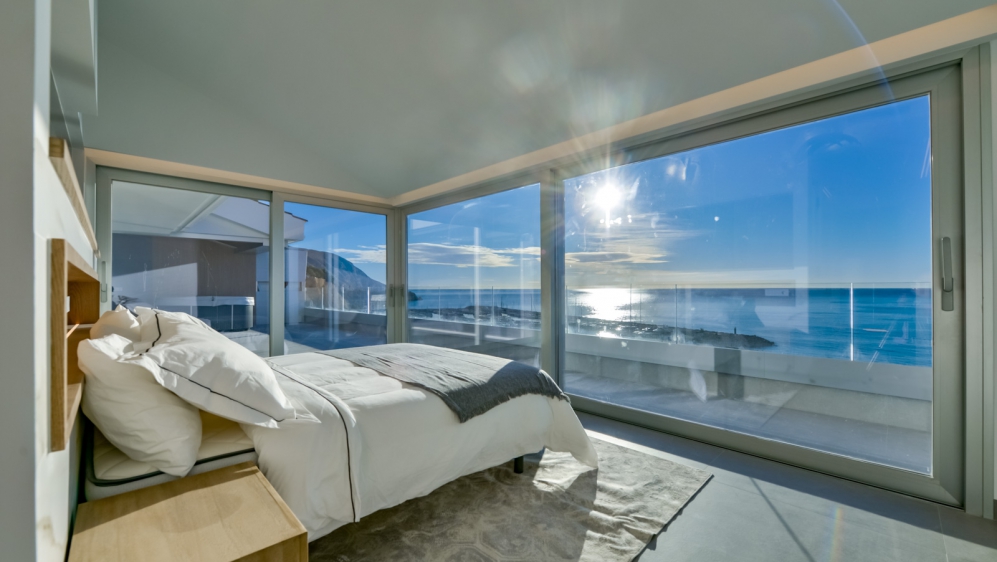 Schitterend high tech design penthouse op unieke locatie pal aan zee en de jachthaven van Altea