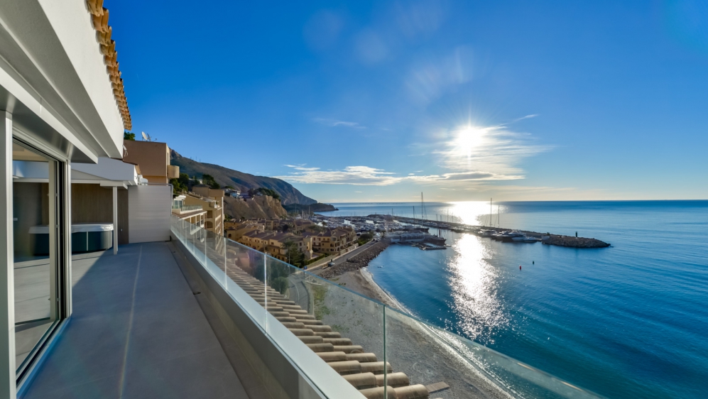 Schitterend high tech design penthouse op unieke locatie pal aan zee en de jachthaven van Altea