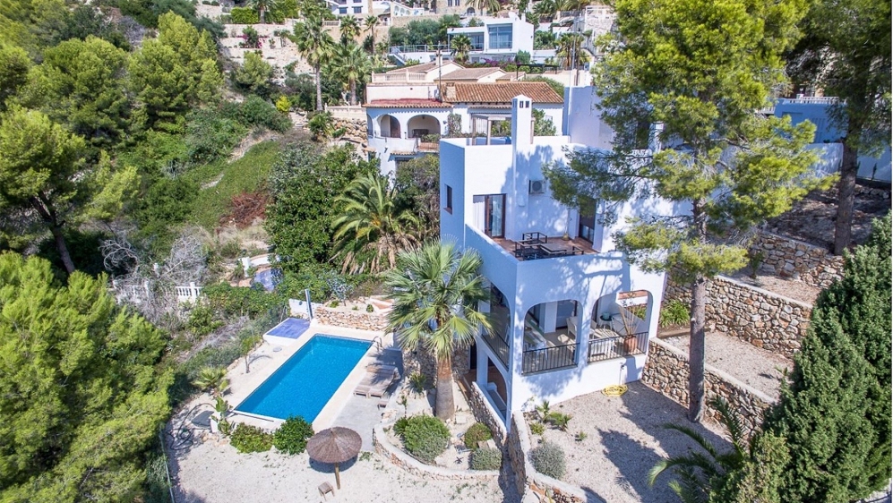 Hele sfeervolle moderne en volledig gerenoveerde Ibiza stijl villa 