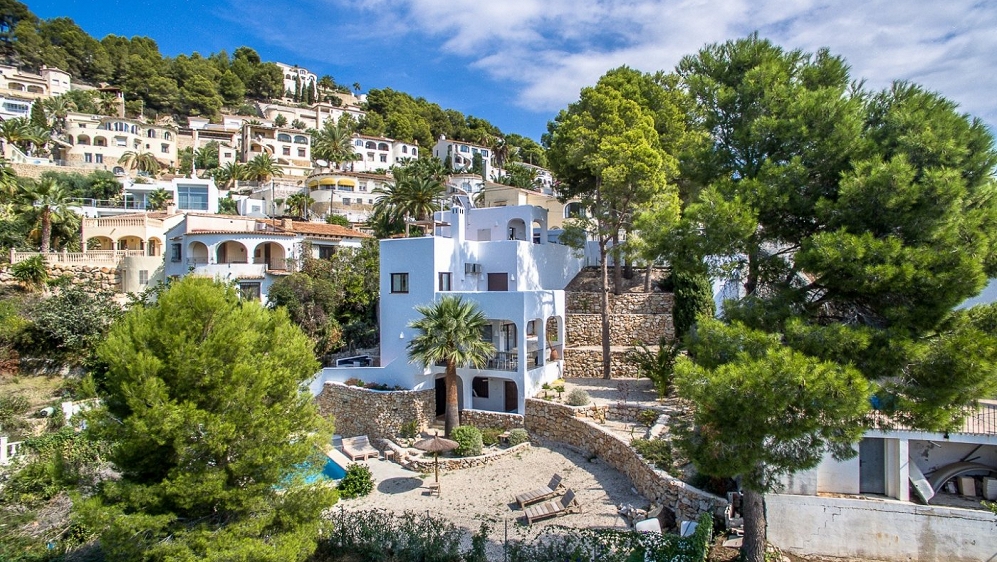 Hele sfeervolle moderne en volledig gerenoveerde Ibiza stijl villa 