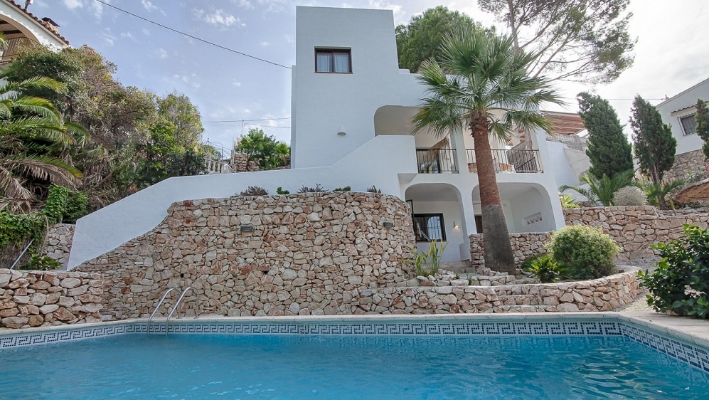 Hele sfeervolle moderne en volledig gerenoveerde Ibiza stijl villa 