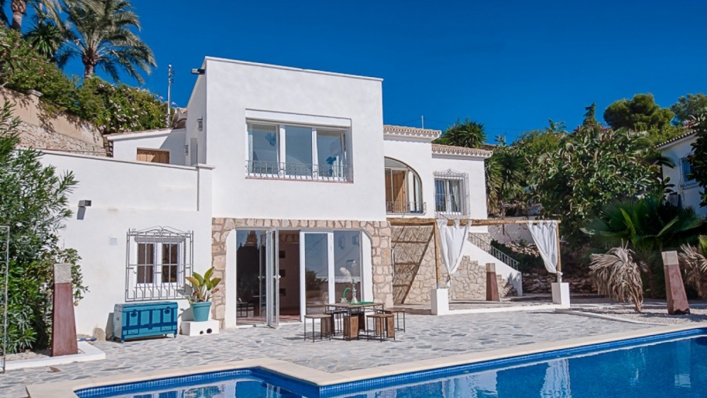 Lovely and fully renovated 'Ibiza style' villa with sea view in sought after location