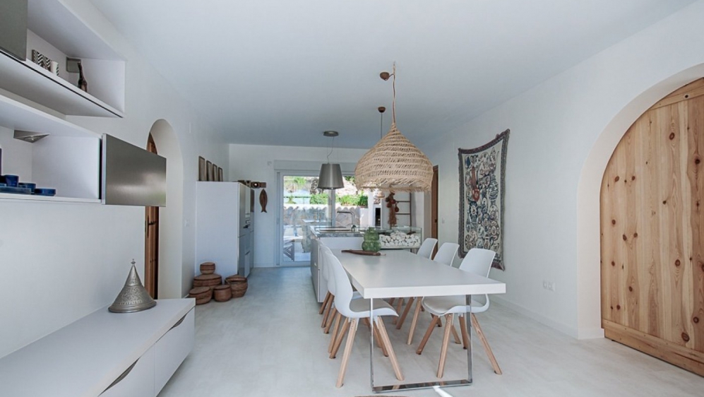 Lovely and fully renovated 'Ibiza style' villa with sea view in sought after location