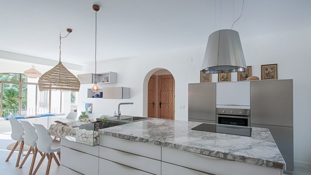 Sfeervolle 'Ibiza stijl' villa van hoge kwaliteit met zeezicht en gastenverblijf