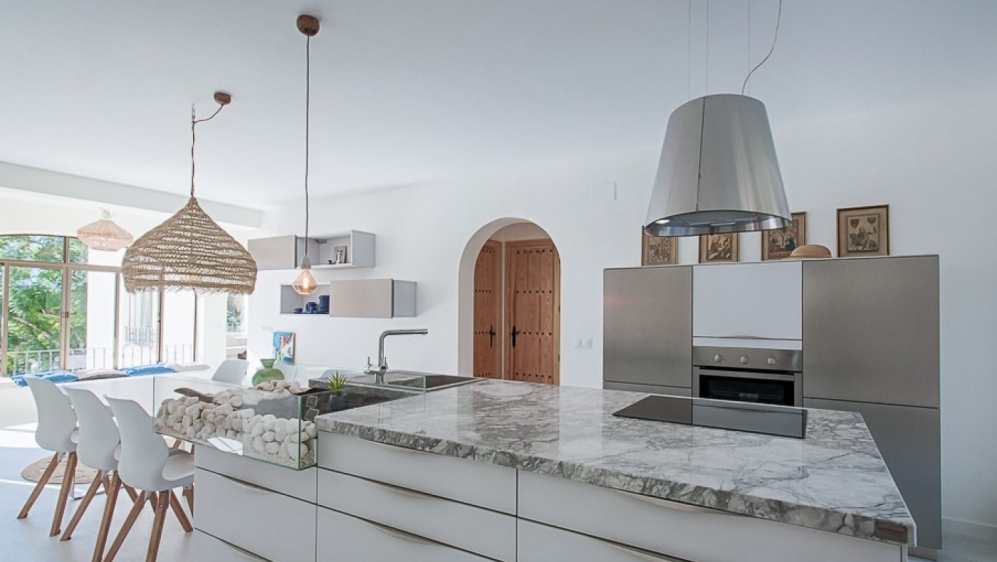 Lovely and fully renovated 'Ibiza style' villa with sea view in sought after location