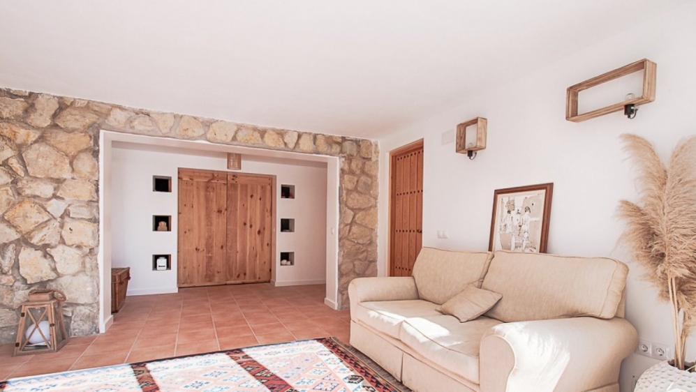 Lovely and fully renovated 'Ibiza style' villa with sea view in sought after location