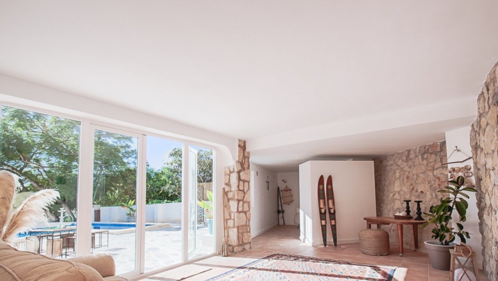 Lovely and fully renovated 'Ibiza style' villa with sea view in sought after location