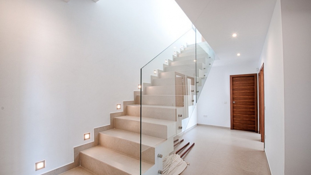 Schitterende moderne familie villa van zeer hoge kwaliteit met fraai zeezicht 