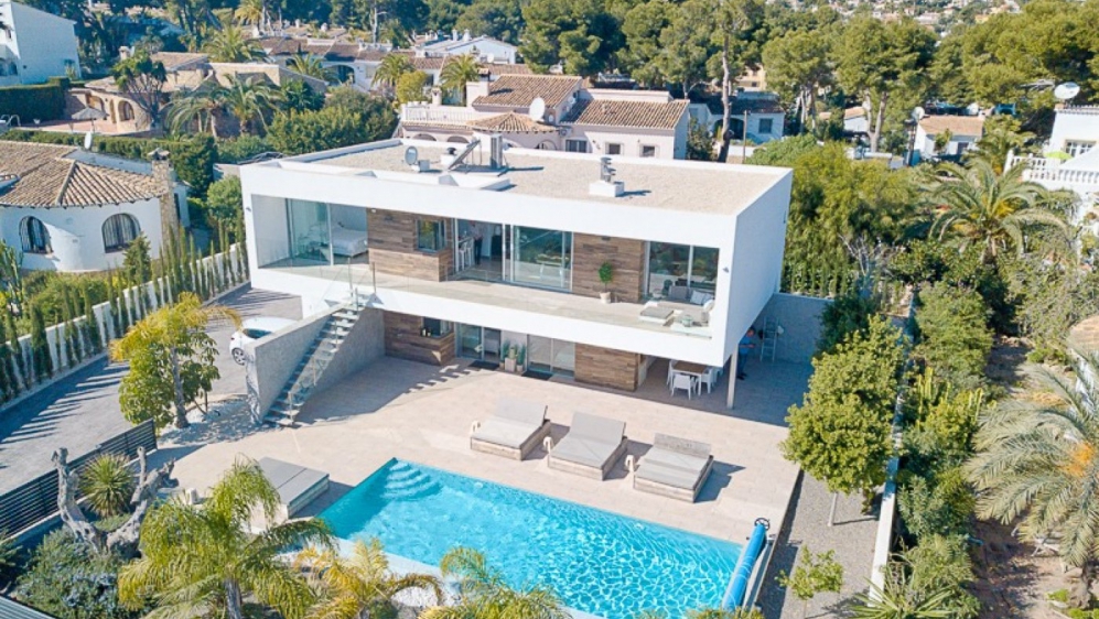 Schitterende moderne familie villa van zeer hoge kwaliteit met fraai zeezicht 