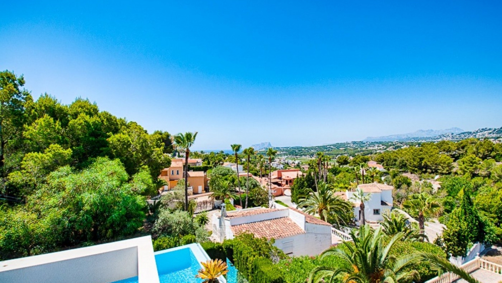 Beautiful contemporary villa with lovely sea views and 100% privacy