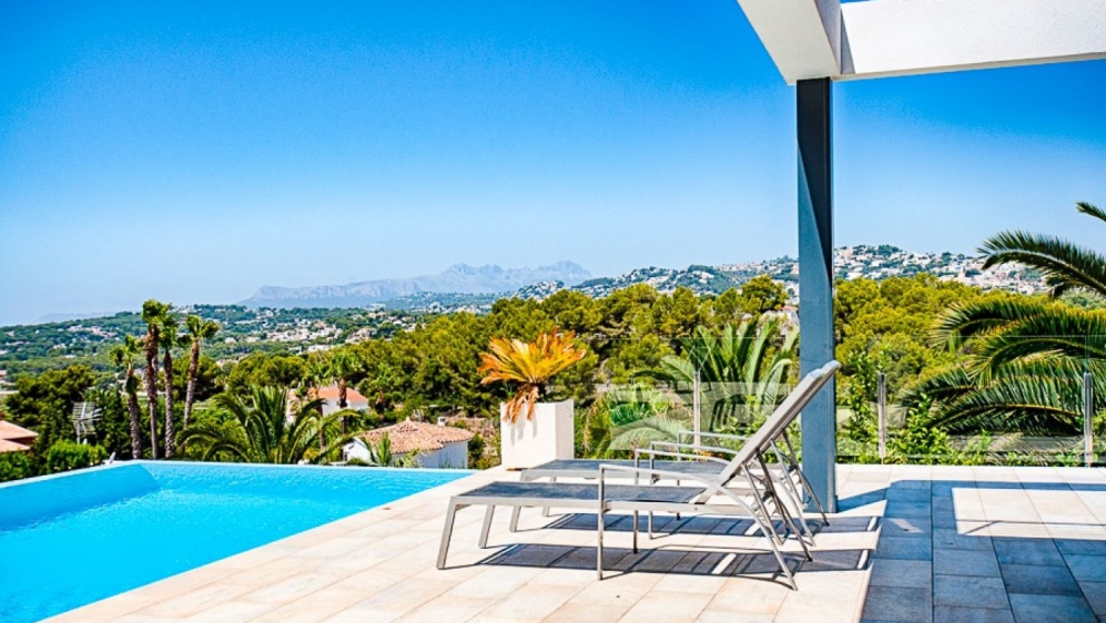 Beautiful contemporary villa with lovely sea views and 100% privacy