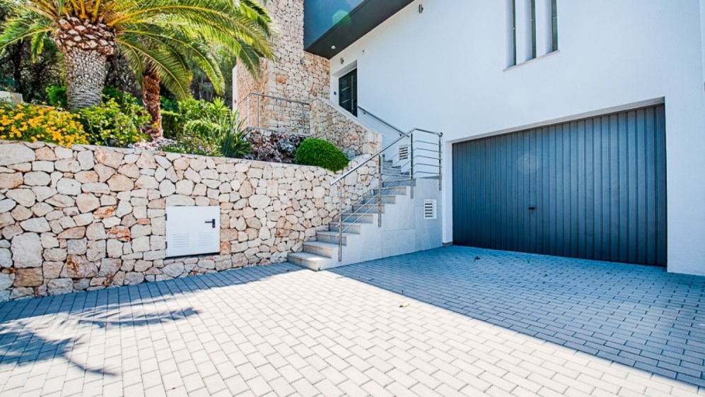 Beautiful contemporary villa with lovely sea views and 100% privacy