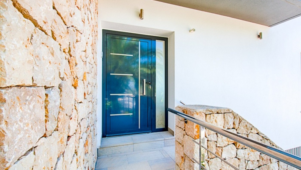 Beautiful contemporary villa with lovely sea views and 100% privacy