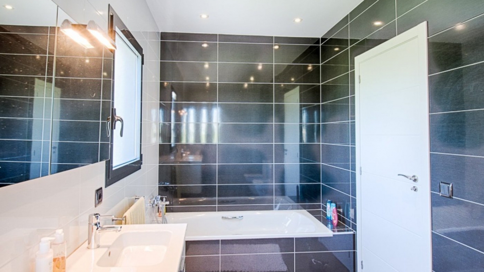Beautiful contemporary villa with lovely sea views and 100% privacy