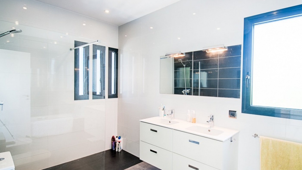 Beautiful contemporary villa with lovely sea views and 100% privacy